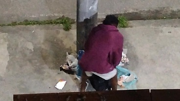 Chamei o mendigo e trepei com ele sem camisinha