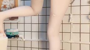 I masturbated while standing, squirting and convulsing.白虎美女站着自慰喷水,痙攣抽搐