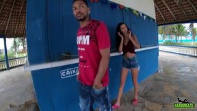 o safado da rola gigante mete na novinha na praia em plena luz do dia - manoella fernandes - joao o safado