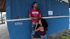 o safado da rola gigante mete na novinha na praia em plena luz do dia - manoella fernandes - joao o safado