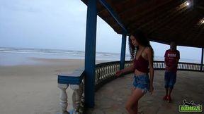 o safado da rola gigante mete na novinha na praia em plena luz do dia - manoella fernandes - joao o safado