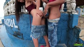 o safado da rola gigante mete na novinha na praia em plena luz do dia - manoella fernandes - joao o safado