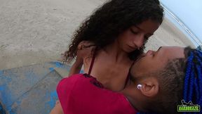 o safado da rola gigante mete na novinha na praia em plena luz do dia - manoella fernandes - joao o safado