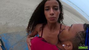 o safado da rola gigante mete na novinha na praia em plena luz do dia - manoella fernandes - joao o safado