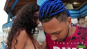 o safado da rola gigante mete na novinha na praia em plena luz do dia - manoella fernandes - joao o safado