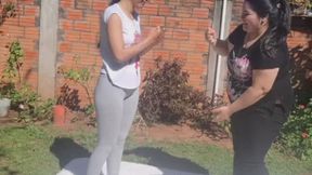Pierda papel o tijera y luego golpe al coño con mi amiga la flacuchenta