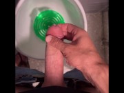 🚗🚽Branlette en voiture a la vue de tous et ejaculation dans des toilettes publiques