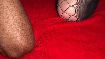 Negão pauzudo fudendo a boneca rabuda , e dando leitinho nos seus peitões.