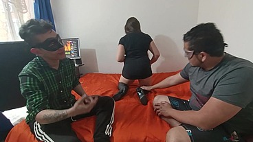 Vida Swinguer Esposa Puta Alquilada Por Vecino Joven Baila Se Deja tocar Y Al Final Se Lo Folla De Diferentes Maneras En Su Cama Matrimonial