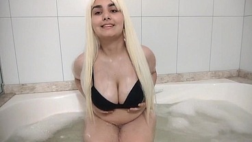 tomando aqule banho gostoso de espuma sozinha queria tanto uma comphania