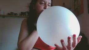 WHITE LOONER PLAY: Nicoletta’s Sensual & Acoustic Game with the Balloon