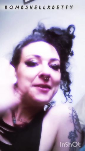 MILF into to fans for chatting 🖤