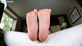 Peachy and her soft peachy feet! Part 2 - MOV