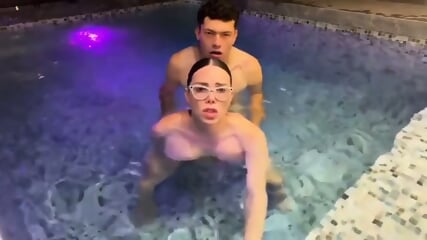 Gii A 1tzel Aint Here For Swimming