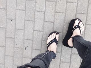I show my feet in public on the street