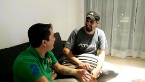 el amigo kirchnerista de mi marido viene para hablar de poner un merendero y terminan cojiendole el culo a la mucama , de bronca me traje un gendarme para cojerme ...