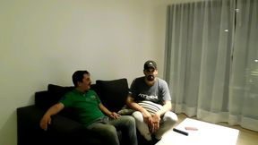 el amigo kirchnerista de mi marido viene para hablar de poner un merendero y terminan cojiendole el culo a la mucama , de bronca me traje un gendarme para cojerme ...
