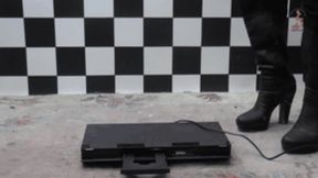 DVD-Player under Christins hard steps