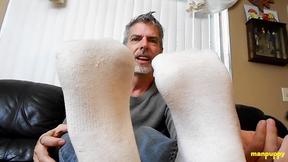 ”DILF Richard Lennox Show Off His Bare Feet”