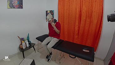 Masajista hace bien su trabajo y recibe una buena mamada y termina follándose el culo de su cachonda clienta. HISTORIA COMPLETA