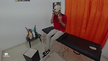 Masajista hace bien su trabajo y recibe una buena mamada y termina follándose el culo de su cachonda clienta. HISTORIA COMPLETA