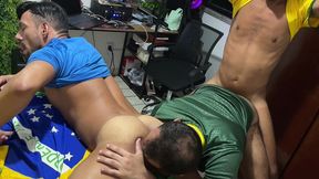 orgia entre brasileiros que torcem assistindo jogos da copa do mundo depois vao trepar - video 01