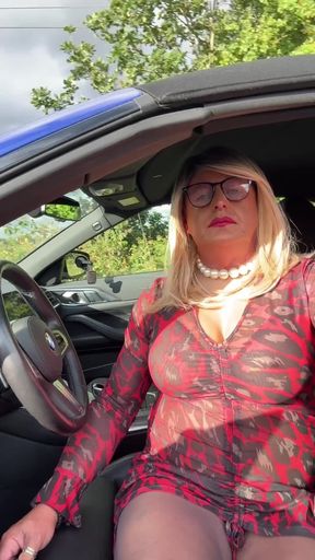 Sexy Crossdresser kellycd2022 enjoying an afternoon drive a little pit stop break