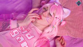 The kitty feels horny and plays with her wet mouth. Karneli Bandi