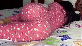 El Culo de mi Hijastra en Pijama no Puedo Dejar de Verlo - Mi Padrastro Pervertido me Quiere Follar por el Culo