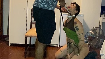 UMA SUBMISSA BEM TREINADA SABOREANDO MEUS PES