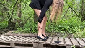 High heels stuck on the wooden bridge, high heels stuck in the grid, girl stuck in wooden planks