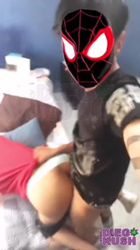 Spiderman aprende a usar sus superpoderes con una ama de casa Miles Morales tirando telaraña