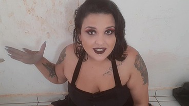 Corretora me deixou sozinha na casa vazia, fumei um cigarro e soquei o consolo e o plug no cu