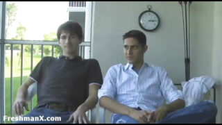 Kuumat nuoret teinit masturboivat valtavia kulleja, vaihtavat suihinottoja ja suukkoja, ja sitten he saavat perseelle panemisen