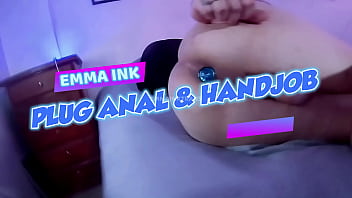 Seios pequenos, pau grande e bunda apertada. Emma Ink brincando com plug anal