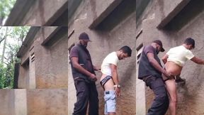 seguranca do park segue o cara que ficou encarando e coloca pra mamar e cavalga