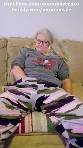 Sexy MILF Shaves Her Pussy Then Masturbates!