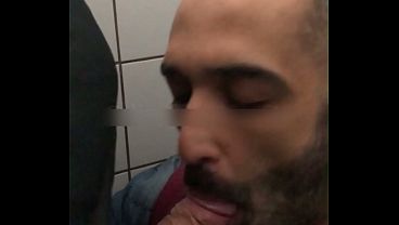 Antes de ir trabalhar passei no mict&oacute_rio do terminal e tinha esse cara na cabine. Ele me chamou pra chupar a rola dele at&eacute_ ele gozar.