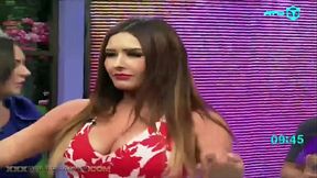 bonne milf avec un corps de salope danse sexy