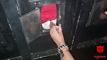 sapatonas fudendo com os heteros na festa de swing e elas chupando pau no glory hole - Thai Camargo
