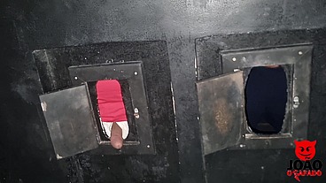 sapatonas fudendo com os heteros na festa de swing e elas chupando pau no glory hole - Thai Camargo