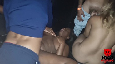 sapatonas fudendo com os heteros na festa de swing e elas chupando pau no glory hole - Thai Camargo