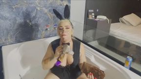 EATING CHOCOLATE IN THE BBW BATHTUB AND FARTING AT THE END WITH SEXY MASTURBATION