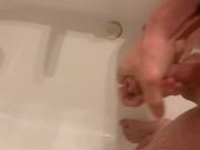 Quick cumshot in the bath