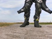 Motard ce branle au bord de la route