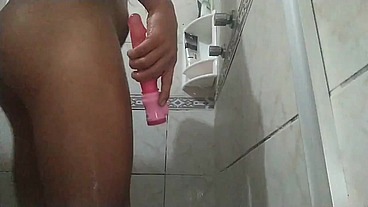 Tomando um banho gostoso e cheio de tesão