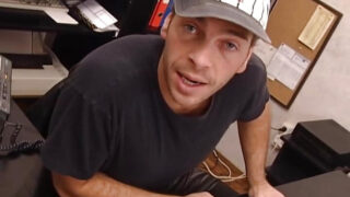 Puta recibe anal intenso de Andrew Youngman y Frank Gun en un trío ardiente