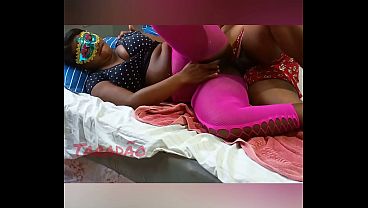Preta gemendo muito e gozando pelo rabo