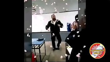 Mi profesor se pone ansioso y mete un baile bien perron