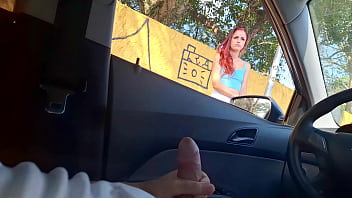 Punheta arriscada no carro...ruiva safada me pegou me masturbando e pediu carona!